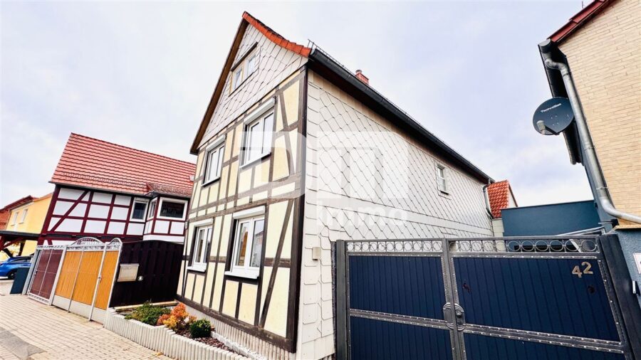 Solides Fachwerkhaus mit Nebengebäude in idyllischer Lage mit Garten und Garage - Seitenansicht